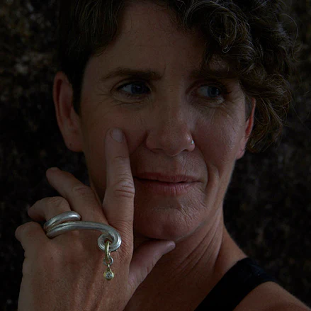 Frau mit Schmuck sieht in die Ferne